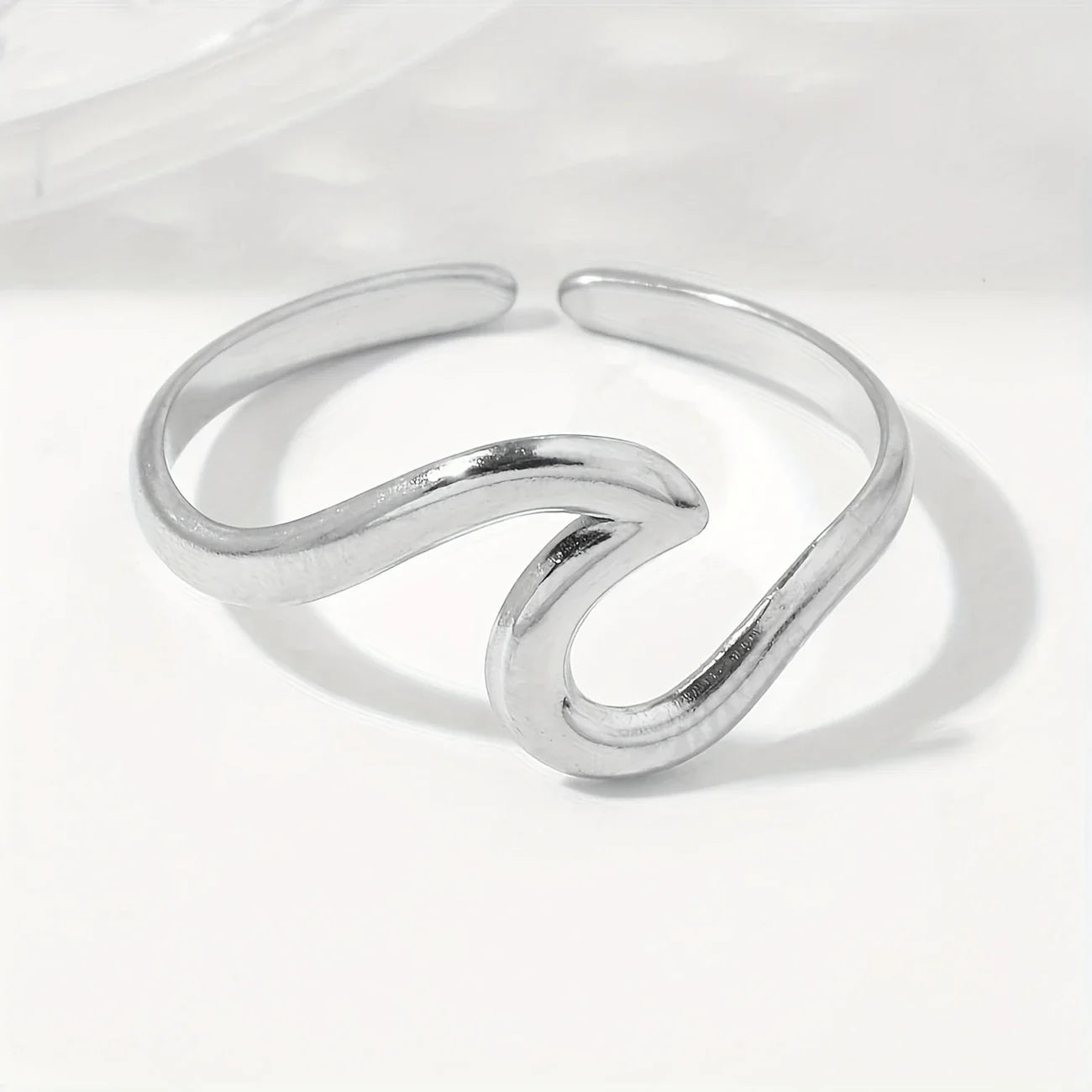 Anillo Ajustable con Diseño de Onda en Oro