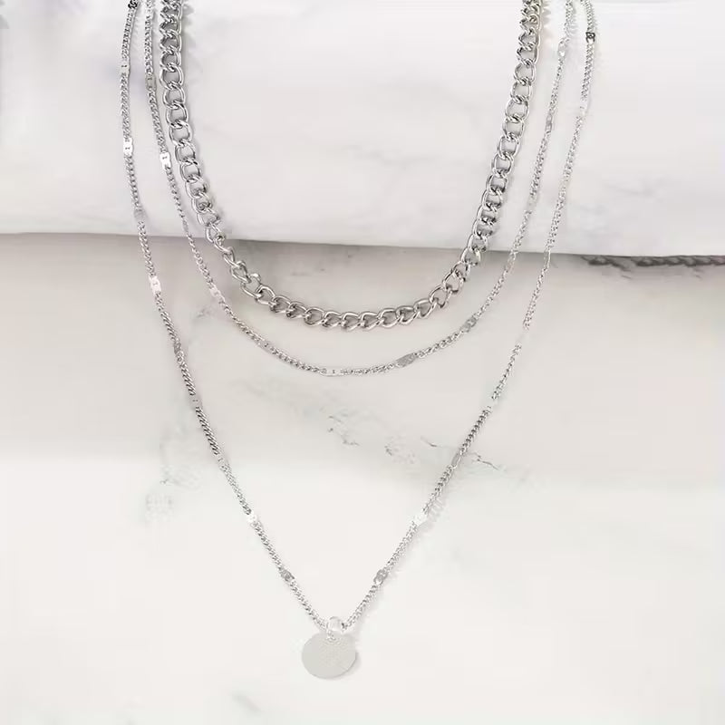 Collar Elegante Multicapa con Dije Redondo