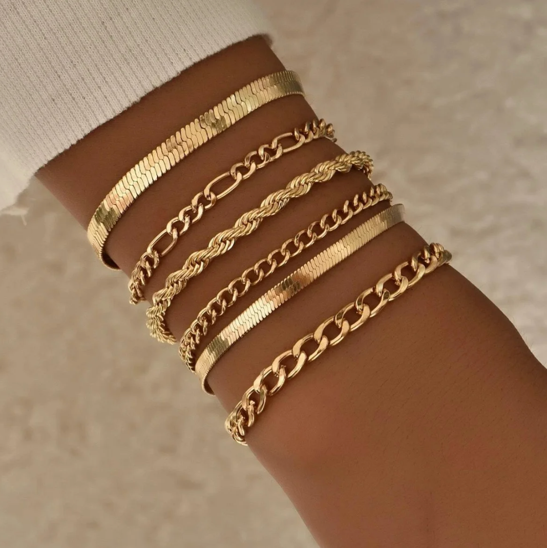 Set de pulseras doradas de 18 quilates con diferentes estilos de cadenas