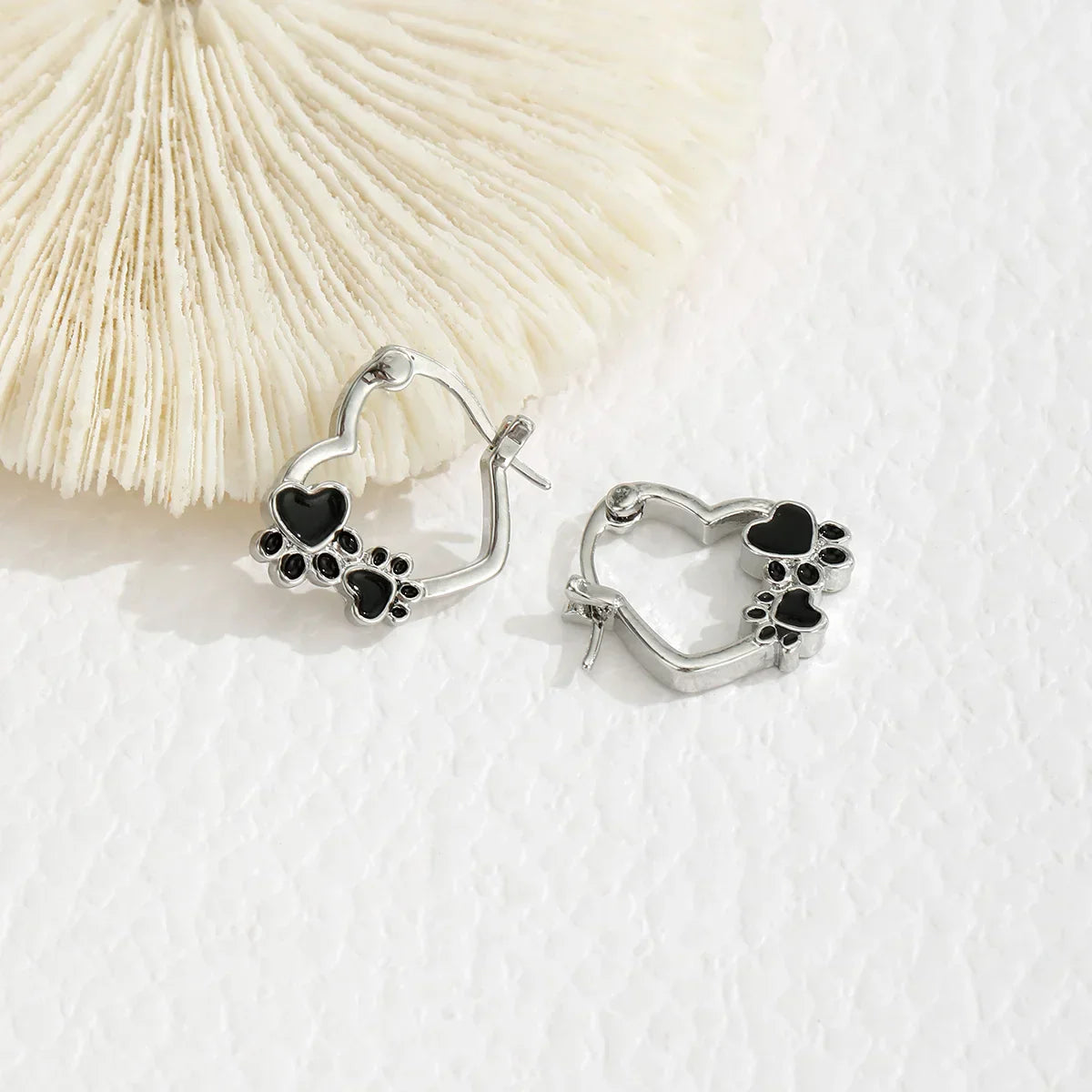 Pendientes de Pata y Corazón con Esmalte Negro