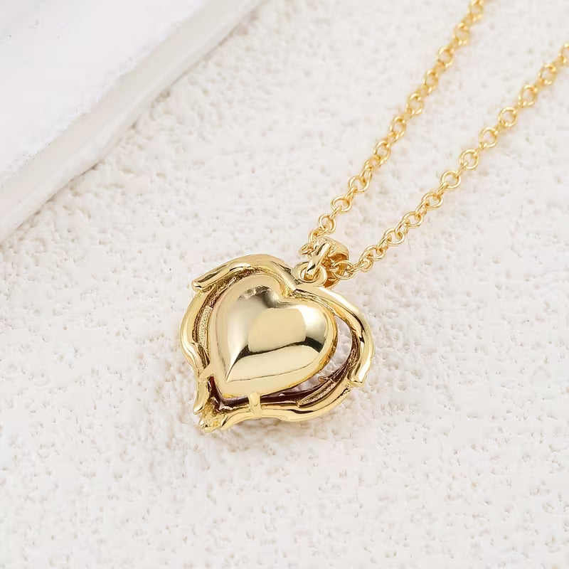 Collar Corazón de Rubí Abrazo de Ángel | Oro