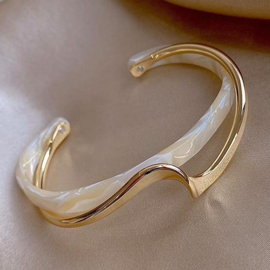 Pulsera elegante con ópalo blanco y baño de oro