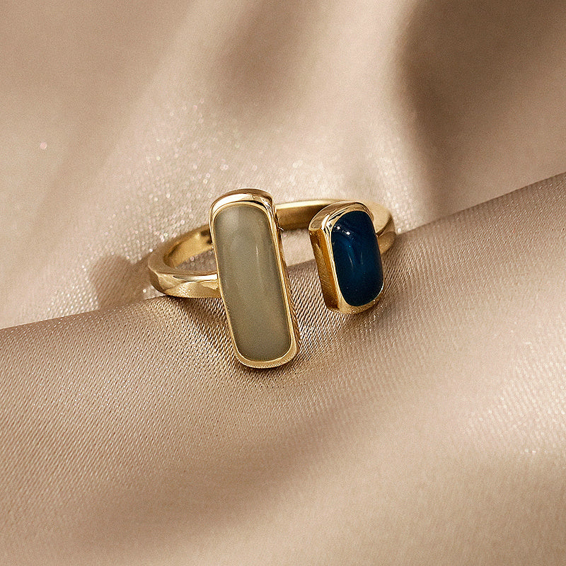 Anillo Vintage dorado con Ópalo Azul