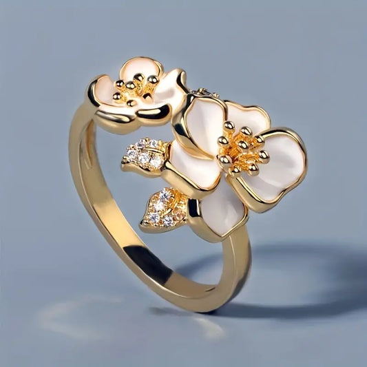 Anillo Vintage de Flor con Esmalte Blanco en Oro