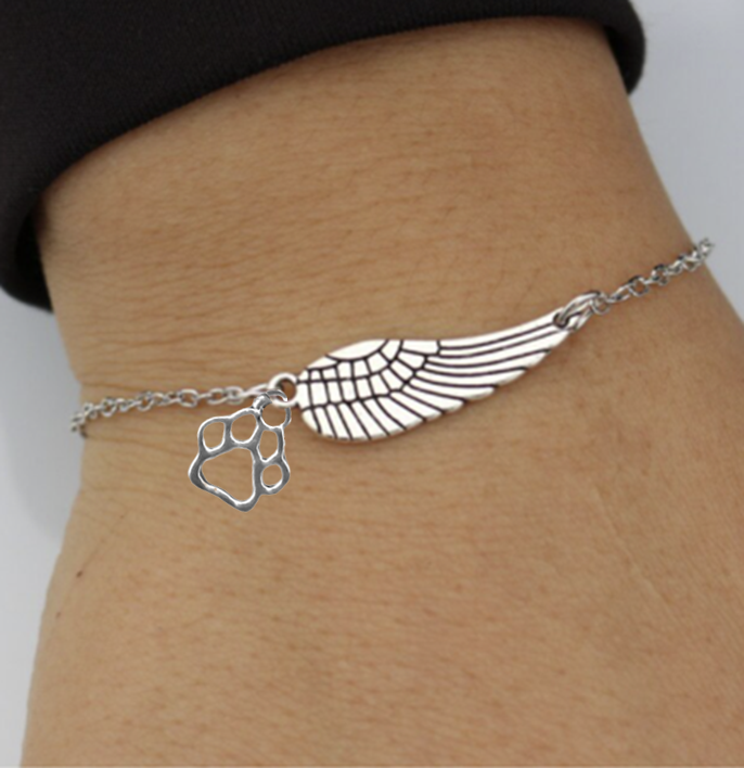 Pulsera Conmemorativa de Plata con Ala de Ángel y Huella de Pata |