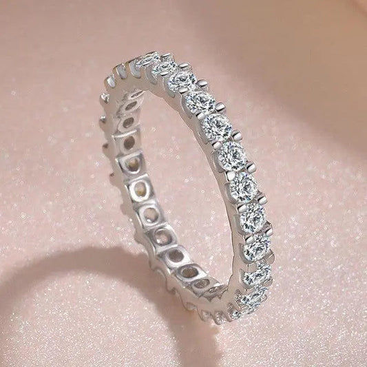 Anillo de plata con incrustación de circonitas