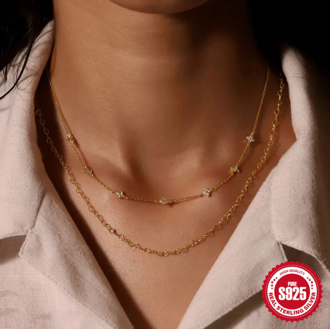 Collardorado de 18 quilates con pequeñas piedras de circonita