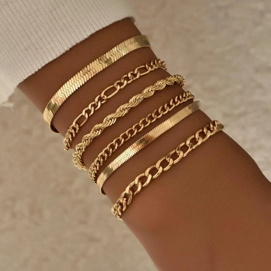 Set de pulseras doradas  de 18 quilates con diferentes estilos de cadenas