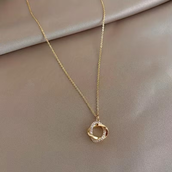 Collar Elegante Dorado con Dije
