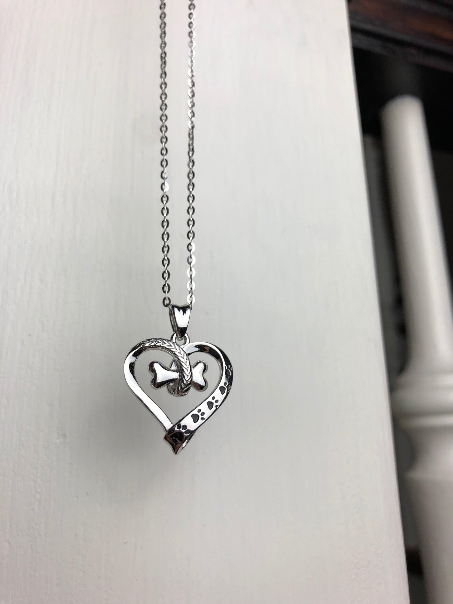 Collar de Pata de Perro y Corazón en Acero Inoxidable