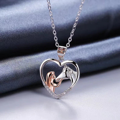 Collar de Corazón con Zirconia de Niña y Caballo