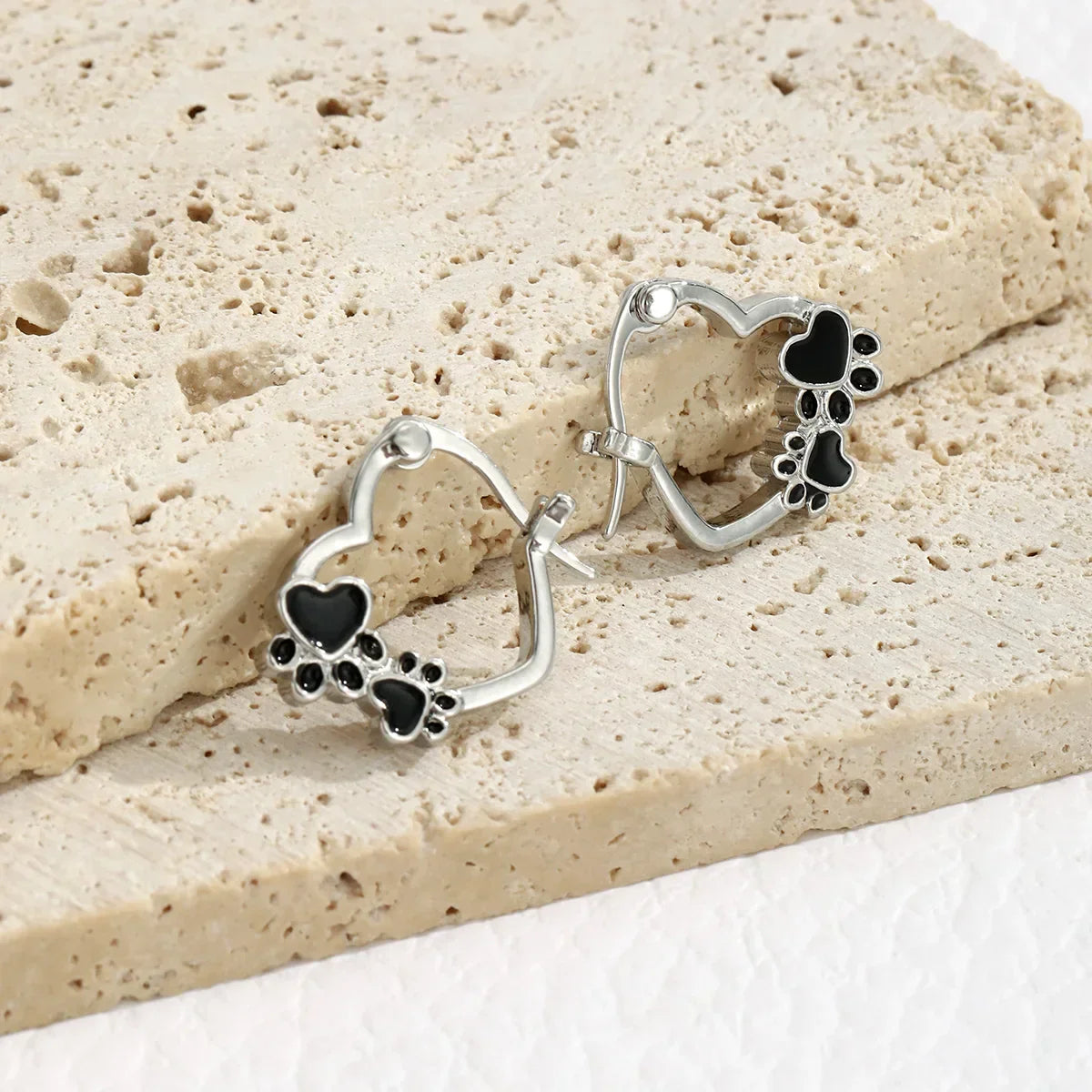 Pendientes de Pata y Corazón con Esmalte Negro