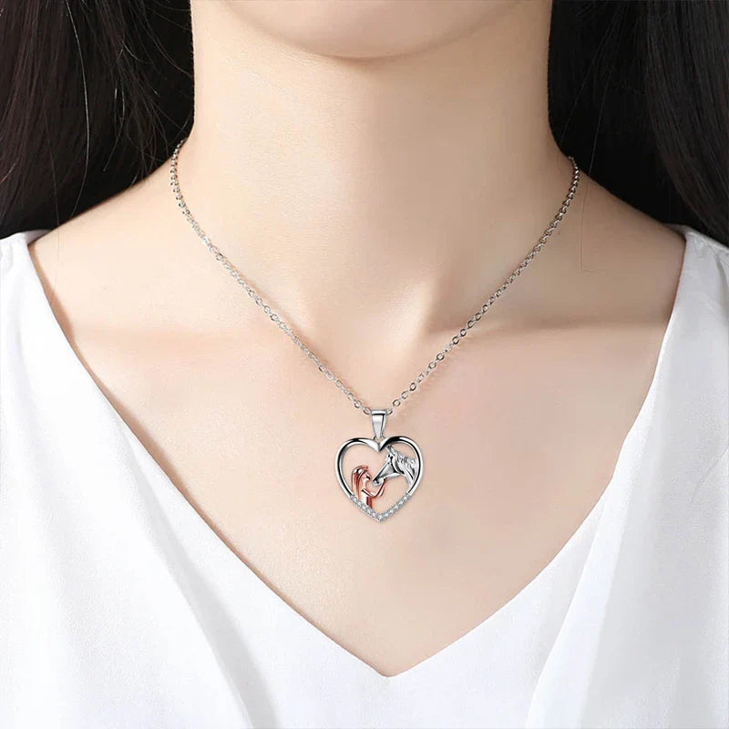 Collar de Corazón con Zirconia de Niña y Caballo