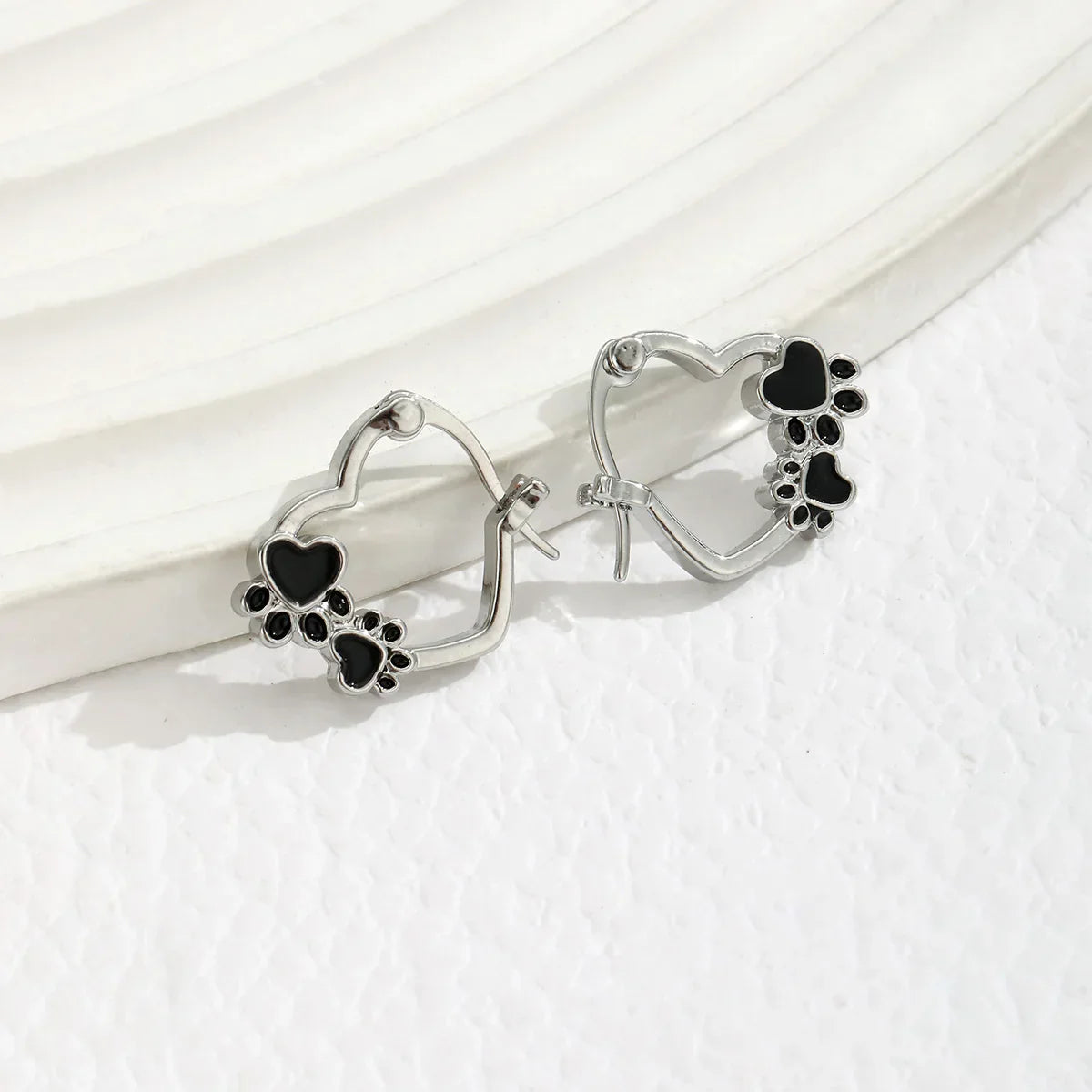 Pendientes de Pata y Corazón con Esmalte Negro
