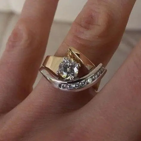 Anillo vintage irregular de oro y plata con circonitas