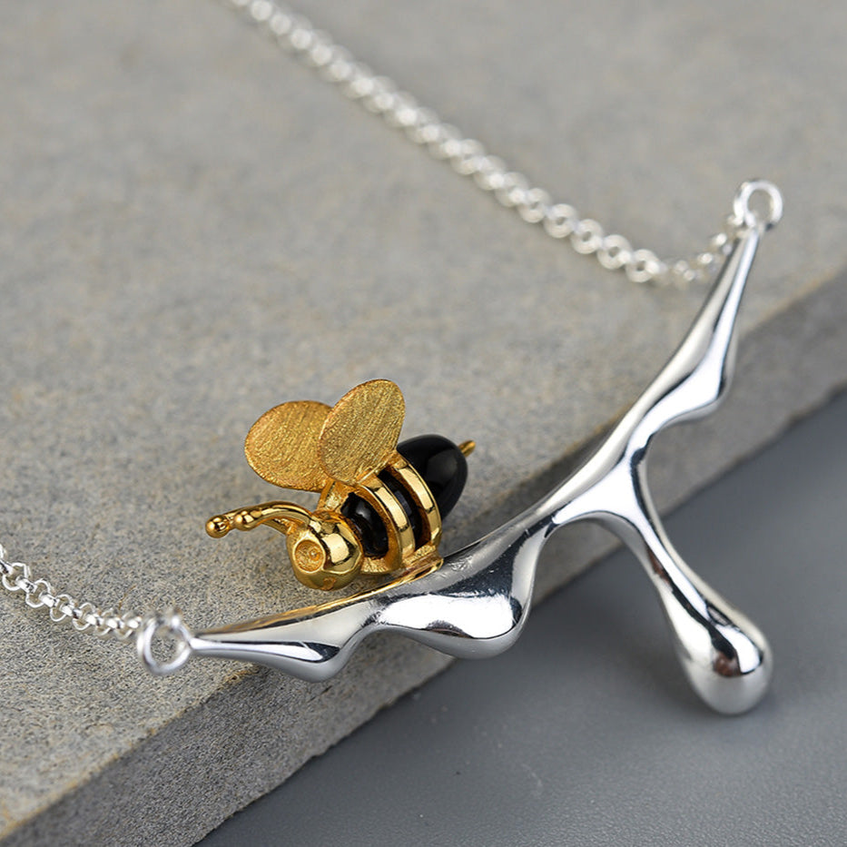 Collar de Miel Goteando y Abeja