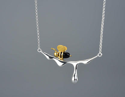 Collar de Miel Goteando y Abeja