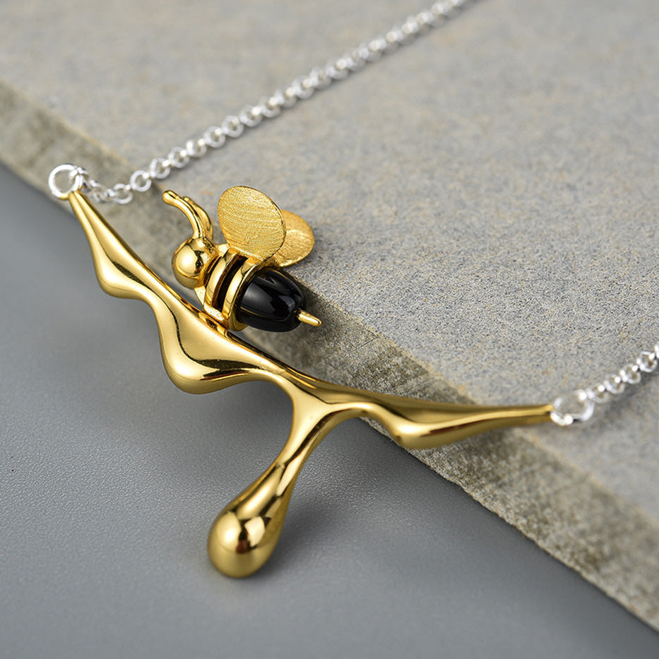 Collar de Miel Goteando y Abeja