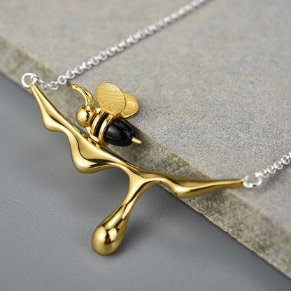 Collar de Miel Goteando y Abeja