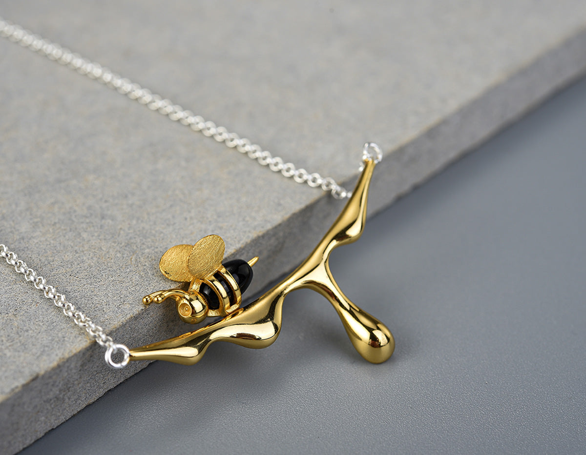 Collar de Miel Goteando y Abeja