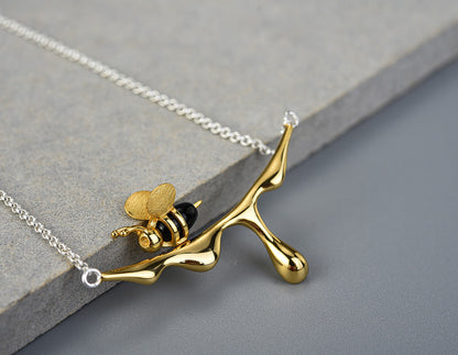 Collar de Miel Goteando y Abeja