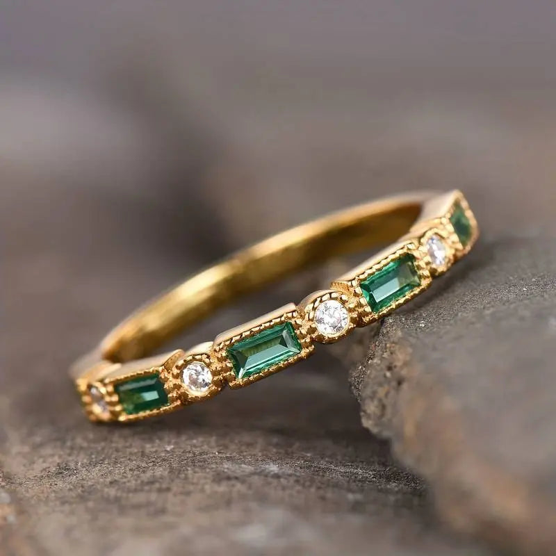 Anillo vintage de oro con circonita verde